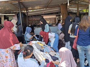 Jelang Idul Fitri, Warga Berburu Pakaian Bekas Impor di Pasar Mataram