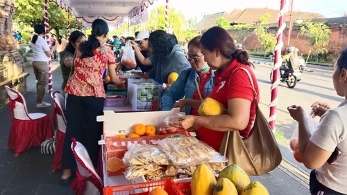 Warga Gianyar berbelanja bahan pangan pokok di pasar murah di Alun-Alun Gianyar, Jumat (13/3/2026). (Dok Pemkab Gianyar).