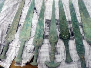Puluhan Pedang-Mata Panah Berusia 4.000 Tahun dari Iran Diselundupkan ke AS