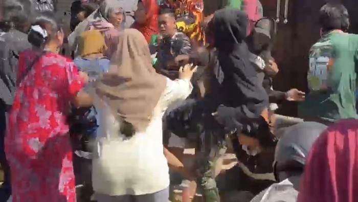 Adu pukul pengantre zakat di Gresik