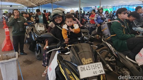 Aktifitas lalulintas keluar Bali melalui Pelabuhan Gilimanuk, Kabupaten Jembrana, Bali, Sabtu (14/3/2026). (I Putu Adi Budiastrawan/detikBali).