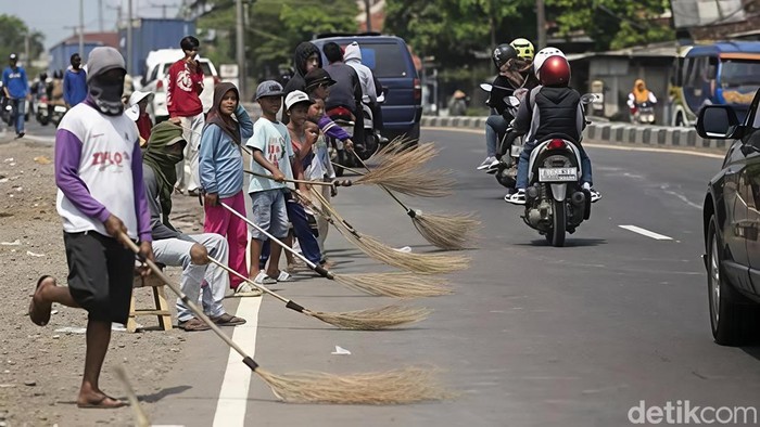 Aktivitas para penyapu koin di sekitar Jembatan Sewo, Sukra, Indramayu.