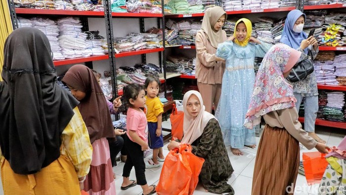 Anak yatim dan Dhuafa Ponorogo membeli baju lebaran