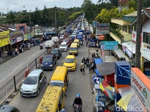 Diliburkan Saat Lebaran, Ribuan Sopir Angkot Puncak Terima Insentif
