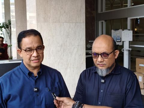 Anies Baswedan dan Novel Baswedan jenguk Andrie Yunus korban penyirman air keras di RSCM, Sabtu (14/3/2026).