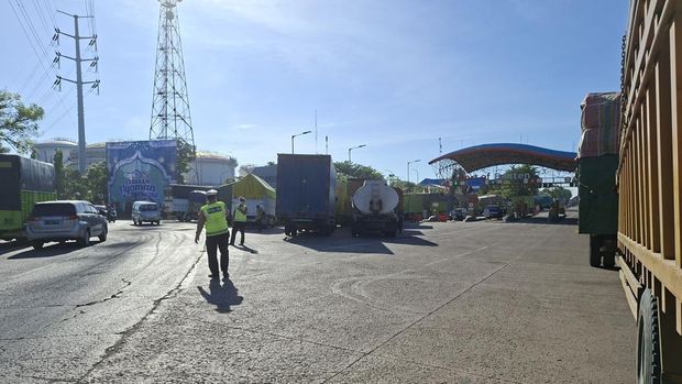 Antrean truk terlihat di Pelabuhan Ciwandan, Cilegon. (Arief/detikcom)