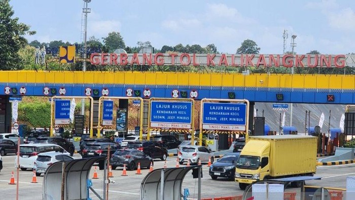 Arus kendaraan dari arah barat atau Jakarta yang masuk ke Kota Semarang melalui Gerbang Tol (GT) Kalikangkung Semarang terpantau meningkat. (ANTARA/I.C. Senjaya)