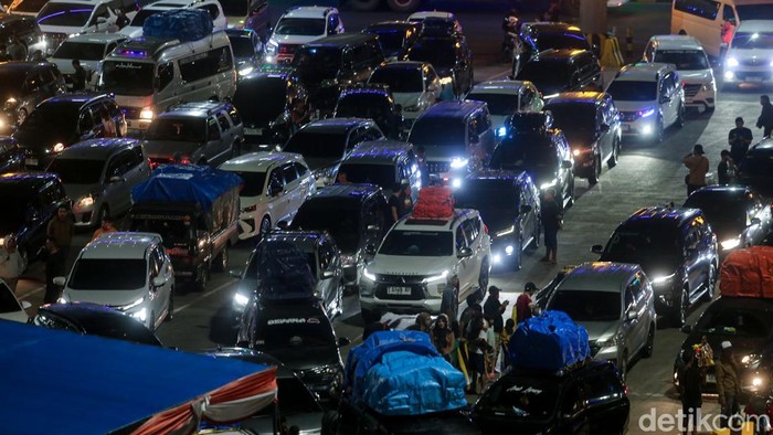 Arus mudik mulai terasa di Pelabuhan Merak, Banten. Pada pantauan hari Sabtu (14/3/2026), pemudik mulai berdatangan ke pelabuhan.