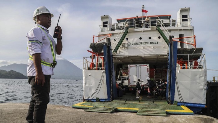 Foto udara Kapal Feri di Pelabuhan Penyeberangan Feri Bastiong Ternate, Maluku Utara, Sabtu (14/3/2026). PT ASDP Ferry Indonesia Cabang Ternate menyiapkan 13 unit kapal milik ASDP dan lima kapal swasta untuk melayani masyarakat yang akan melakukan perjalanan mudik pada momentum Hari Raya Idul Fitri 1447 Hijriah dengan 24 lintasan di wilayah Maluku Utara serta penyeberangan antar provinsi yaitu rute Ternate-Bitung, Sulawesi Utara sementara puncak arus mudik diprediksi akan terjadi pada 17-19 Maret dimana jumlah kendaraan dari semua kelompok yang menyeberang menggunakan kapal feri diperkirakan akan meningkat sekitar 4,21 persen. ANTARA FOTO/Andri Saputra/nz