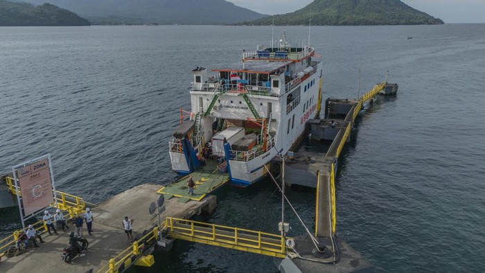 Foto udara Kapal Feri di Pelabuhan Penyeberangan Feri Bastiong Ternate, Maluku Utara, Sabtu (14/3/2026). PT ASDP Ferry Indonesia Cabang Ternate menyiapkan 13 unit kapal milik ASDP dan lima kapal swasta untuk melayani masyarakat yang akan melakukan perjalanan mudik pada momentum Hari Raya Idul Fitri 1447 Hijriah dengan 24 lintasan di wilayah Maluku Utara serta penyeberangan antar provinsi yaitu rute Ternate-Bitung, Sulawesi Utara sementara puncak arus mudik diprediksi akan terjadi pada 17-19 Maret dimana jumlah kendaraan dari semua kelompok yang menyeberang menggunakan kapal feri diperkirakan akan meningkat sekitar 4,21 persen. ANTARA FOTO/Andri Saputra/nz
