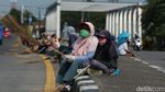 Bahaya Mengancam, Penyapu Koin Bawa Anak di Jembatan Kali Sewo