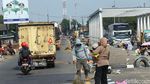 Bahaya Mengancam, Penyapu Koin Bawa Anak di Jembatan Kali Sewo