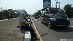 Bahaya Mengancam, Penyapu Koin Bawa Anak di Jembatan Kali Sewo