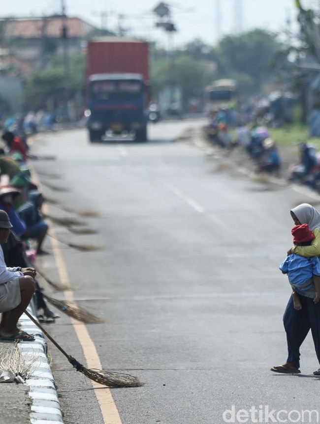 Bahaya Mengancam, Penyapu Koin Bawa Anak di Jembatan Kali Sewo