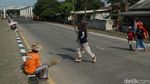Bahaya Mengancam, Penyapu Koin Bawa Anak di Jembatan Kali Sewo