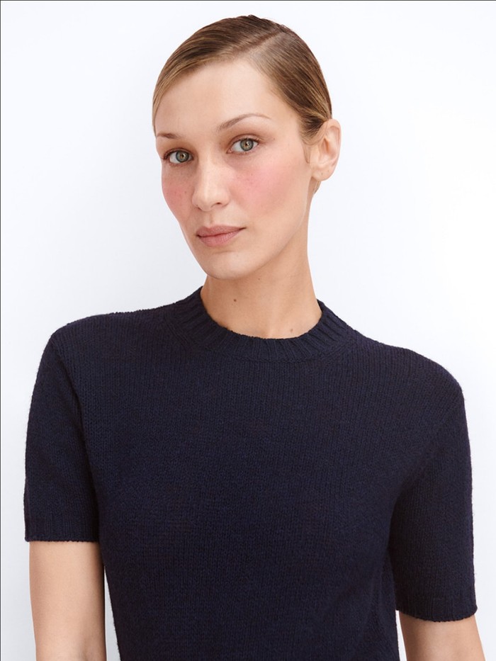 Bella Hadid Jadi Brand Ambassador Pertama Prada Beauty.