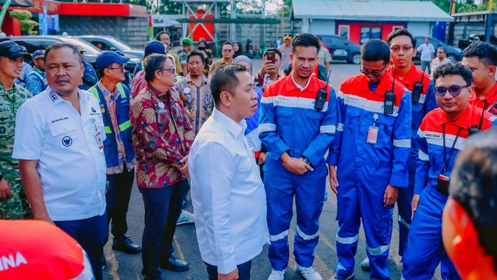 Bupati Karawang Aep Syaepuloh saat meninjau Depo Pertamina Fuel Terminal BBM Cikampek