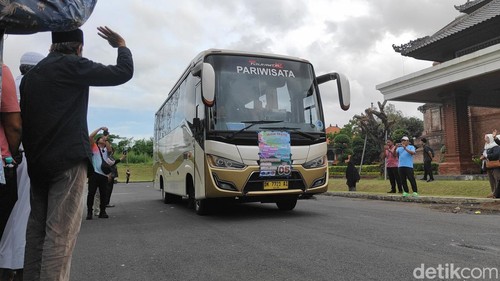 Bus rombongan pemudik tujuan berbagai kota di Jawa Timur berangkat dari Puspem Badung, Sabtu (14/3/2026).