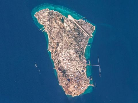 Citra satelit menunjukkan Pulau Kharg yang menjadi lokasi terminal ekspor minyak mentah Iran