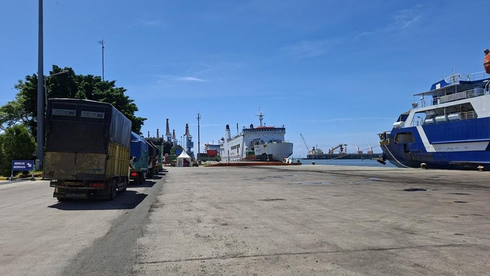 Cuaca cerah di pelabuhan Banten mendukung kelancaran pelayaran mudik Lebaran 2026. (Arief/detikcom)