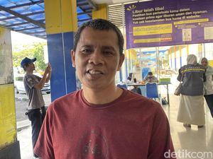 Kisah Dedi di Balik Kemudi Bus yang Berhasil Kuliahkan Anak