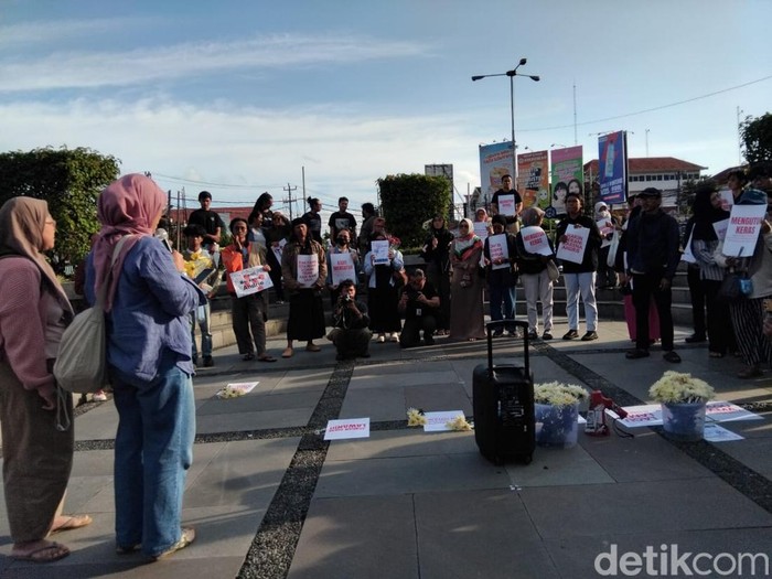 Sejumlah orang yang menggelar aksi damai terkait kasus penyiraman air keras terhadap Wakil Koordinator KontraS, Andrie Yunus di Bundaran UGM, Sleman, Sabtu (14/3/2026).