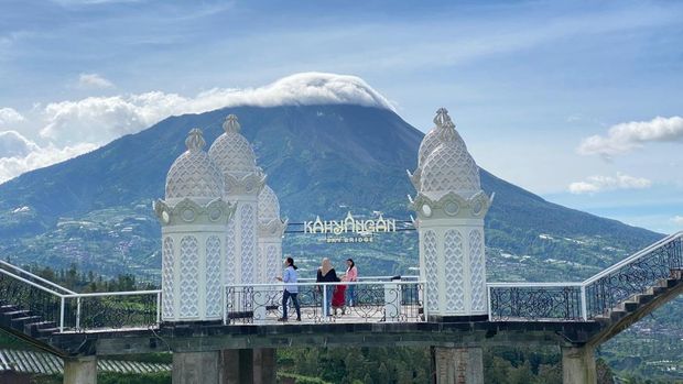 Destinasi Negeri Kahyangan di Desa Wonolelo, Kecamatan Sawangan. Destinasi Negeri Kahyangan di Desa Wonolelo, Kecamatan Sawangan.