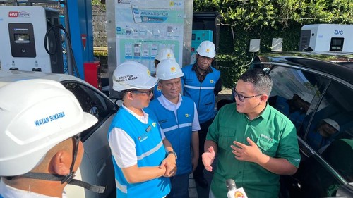 Direktur Retail dan Niaga PT PLN (Persero), Adi Priyanto (kiri) menyapa salah satu pengunjung pengendara kendaraan listrik di SPKLU Center Hayam Wuruk yang sedang melakukan charging kendaraannya. (dok. PLN UID Bali)