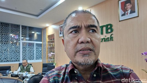 Direktur Utama Bank NTB Syariah Nazaruddin ditemu di kantornya setelah acara berbuka bersama, Jumat malam (13/3/2026). (Foto: Ahmad Viqi/detikBali)