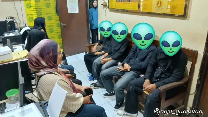 Empat remaja saat diamankan petugas di Polsek Kalasan, Sleman.