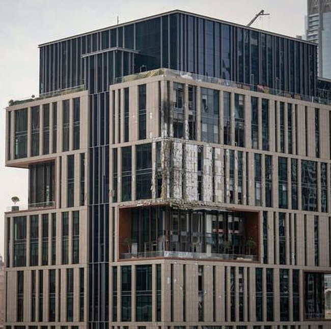 Terkena Serpihan Drone, Fasad Gedung di Dubai Financial Centre Rontok