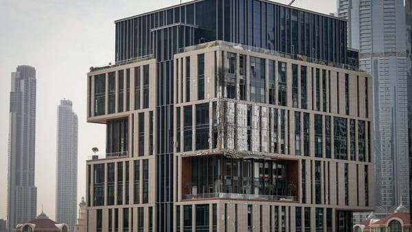 Terkena Serpihan Drone, Fasad Gedung di Dubai Financial Centre Rontok