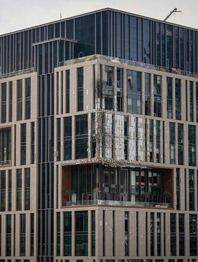 Terkena Serpihan Drone, Fasad Gedung di Dubai Financial Centre Rontok