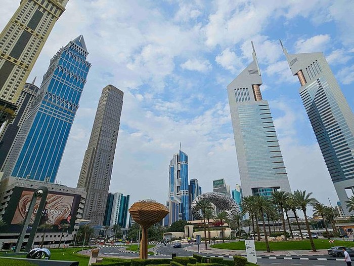 Fasad sebuah bangunan di pusat kota Dubai terlihat rusak setelah dihantam puing-puing yang berjatuhan akibat pencegatan, menurut pihak berwenang Dubai