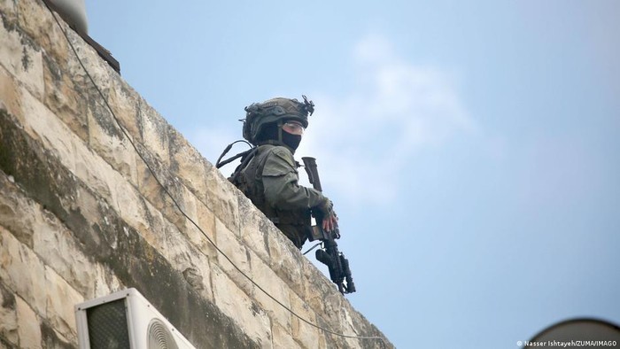 Pasukan Israel sering kali ikut campur di pihak pemukim saat terjadi perselisihan (Nasser Ishtayeh/ZUMA/IMAGO)