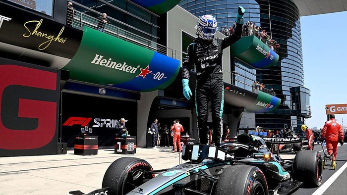 Russell naik ke atas mobilnya saat merayakan kemenangan di sprint race GP China.