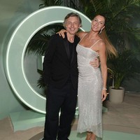 Sentuhan glamor hadir lewat anting berlian model drop serta gelang tipis yang menghiasi pergelangan tangannya. Awal bulan ini, Gisele Bundchen resmi diumumkan sebagai global ambassador terbaru untuk brand perawatan rambut Garnier. Foto: Getty Images for Garnier/Michael Simon