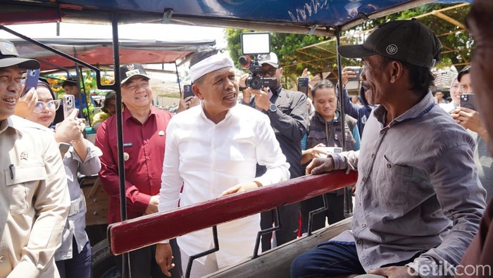Gubernur Jawa Barat Dedi Mulyadi bersama Menteri Perhubungan Dudy Purwagandhi menyalurkan kompensasi di Garut.