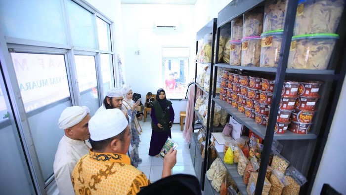 Gubernur Sumsel Herman Deru melakukan soft launching Pusat Oleh-Oleh di Kampung Wakaf Marogan Palembang