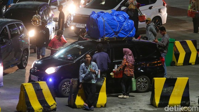 Mobil-mobil yang membawa muatan barang di atap mobil menunggu masuk kapal di Pelabuhan Merak, Cilegon, Sabtu (14/3/2026) dini hari. Polri menyasar pengendara yang membawa muatan berlebih selama arus mudik Lebaran 2026, baik pengendara sepeda motor maupun mobil.