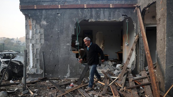 Rescue workers inspect a residential building that was hit following an Iranian missile strike, amid the U.S.-Israeli conflict with Iran, in central Israel March 13, 2026. REUTERS/Itai Ron   ISRAEL OUT. NO COMMERCIAL OR EDITORIAL SALES IN ISRAEL     TPX IMAGES OF THE DAY