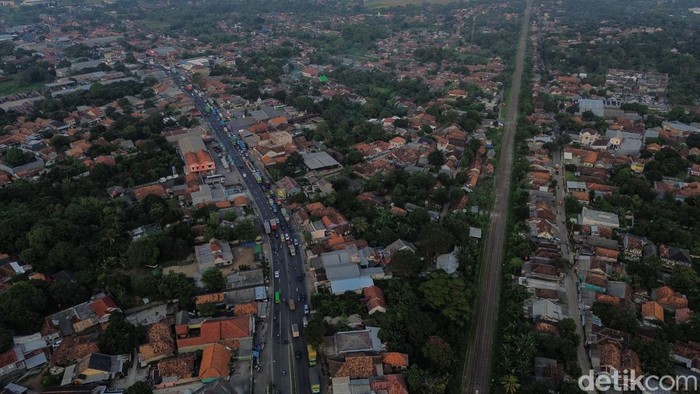 Polisi mengatur lalu lintas di Simpang Jomin, Cikampek, Sabtu (14/3/2026). 
Kondisi lalu lintas di kawasan Simpang Jomin pada awal arus mudik Lebaran 2026 terpantau ramai lancar.