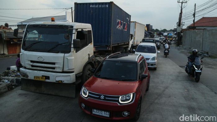 Polisi mengatur lalu lintas di Simpang Jomin, Cikampek, Sabtu (14/3/2026). 
Kondisi lalu lintas di kawasan Simpang Jomin pada awal arus mudik Lebaran 2026 terpantau ramai lancar.
