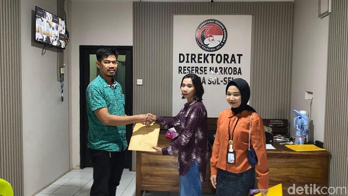 Irma Tendengan saat membuat laporan polisi ke Polda Sulsel. Elmayanti/detiksulsel