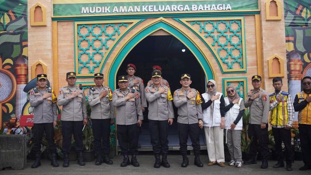Jajaran Stamaops Polri meninjau 2 titik vital di jalur Puncak Bogor untuk memastikan kesiapan maksimalkan pengamanan libur Lebaran dalam Operasi Ketupat 2026. (dok Ist)
