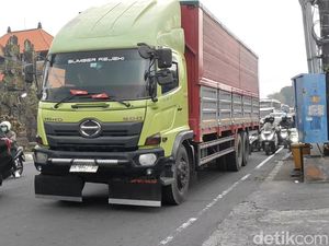 Truk Sumbu 3 Bikin Macet di Jalur Denpasar-Gilimanuk