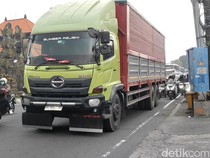 Truk Sumbu 3 Bikin Macet di Jalur Denpasar-Gilimanuk