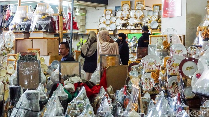 Suasana pusat parsel di kawasan Cikini tampak ramai dipadati pembeli menjelang Hari Raya Idulfitri, Sabtu (14/3/2026). Tradisi berkirim parsel kepada kerabat dan relasi membuat kawasan ini kembali bergeliat saat Ramadan.