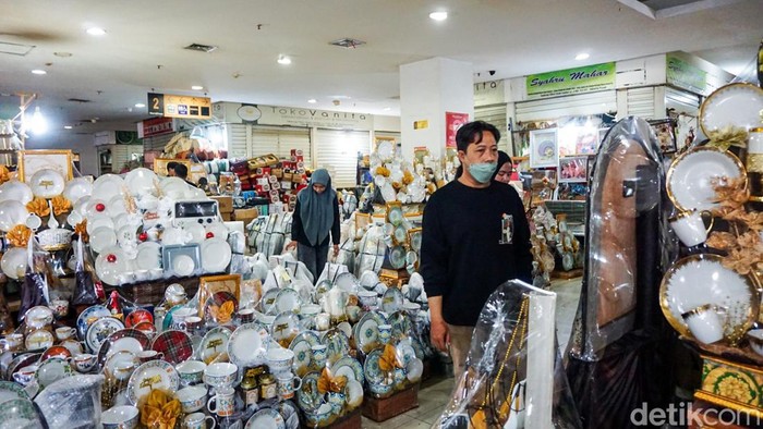 Jelang Lebaran, Pedagang Parsel Cikini Kebanjiran Pesanan Suasana pusat parsel di kawasan Cikini tampak ramai dipadati pembeli menjelang Hari Raya Idulfitri, Sabtu (14/3/2026). Tradisi berkirim parsel kepada kerabat dan relasi membuat kawasan ini kembali bergeliat saat Ramadan.