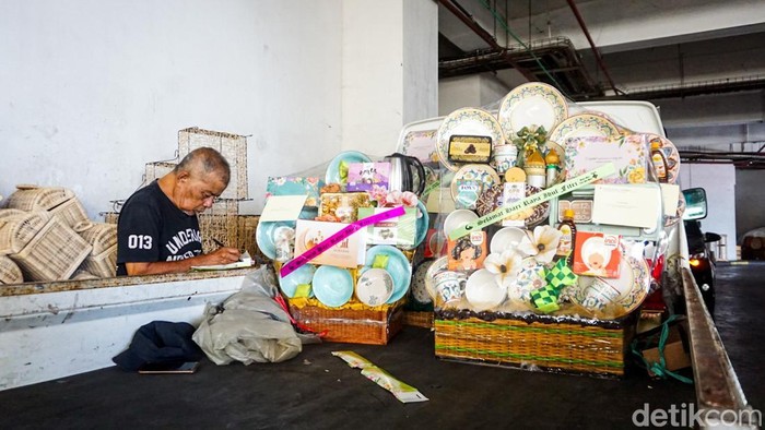 Jelang Lebaran, Pedagang Parsel Cikini Kebanjiran Pesanan Suasana pusat parsel di kawasan Cikini tampak ramai dipadati pembeli menjelang Hari Raya Idulfitri, Sabtu (14/3/2026). Tradisi berkirim parsel kepada kerabat dan relasi membuat kawasan ini kembali bergeliat saat Ramadan.